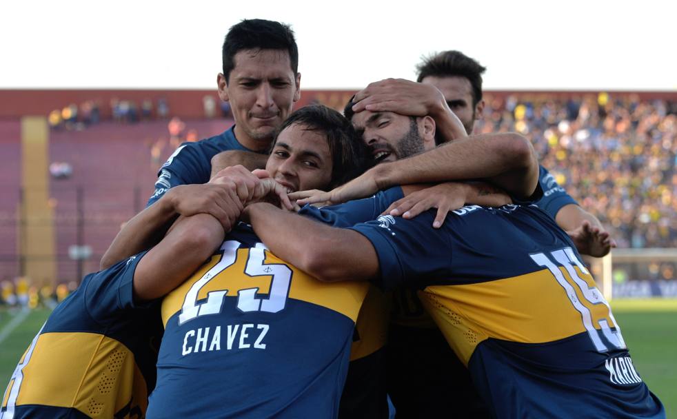 Abbraccio! I giocatori del Boca Juniors esultano dopo un gol durante la partita contro il Deportivo Palestino, a Santiago (AFP)